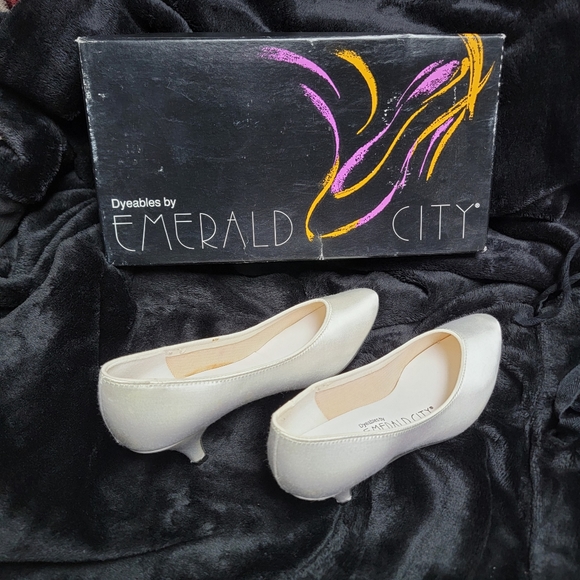 DYEABLES by EMERALD CITY ♡ Gorgeous Vintage CHERISH WHITE SATIN Heels 5 - Picture 13 of 16